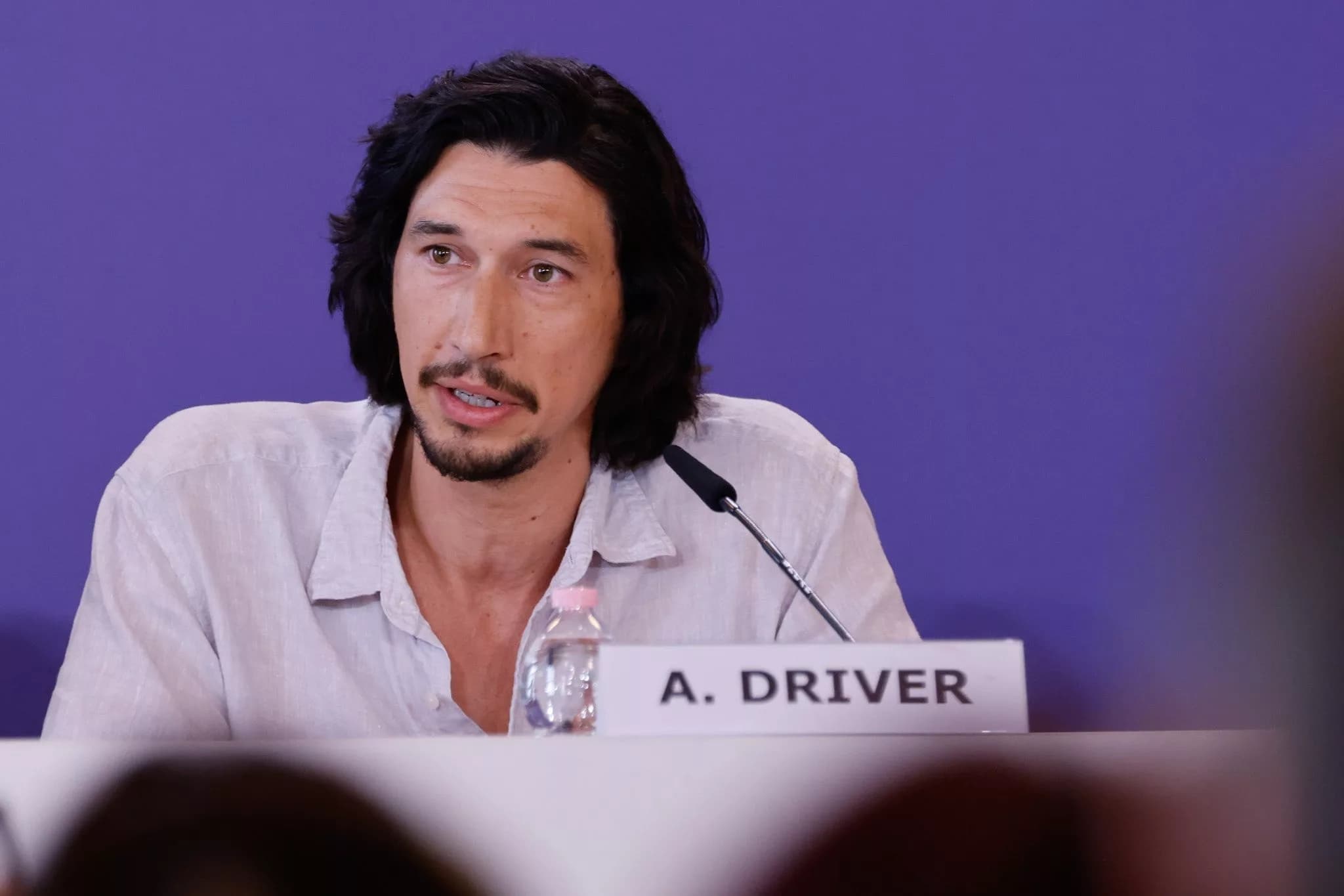 Adam Driver critica postura dos estúdios à greve dos atores em estreia de Ferrari no Festival de Veneza