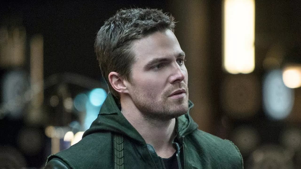 Stephen Amell diz que seus comentários contra greve dos atores foram mal interpretados