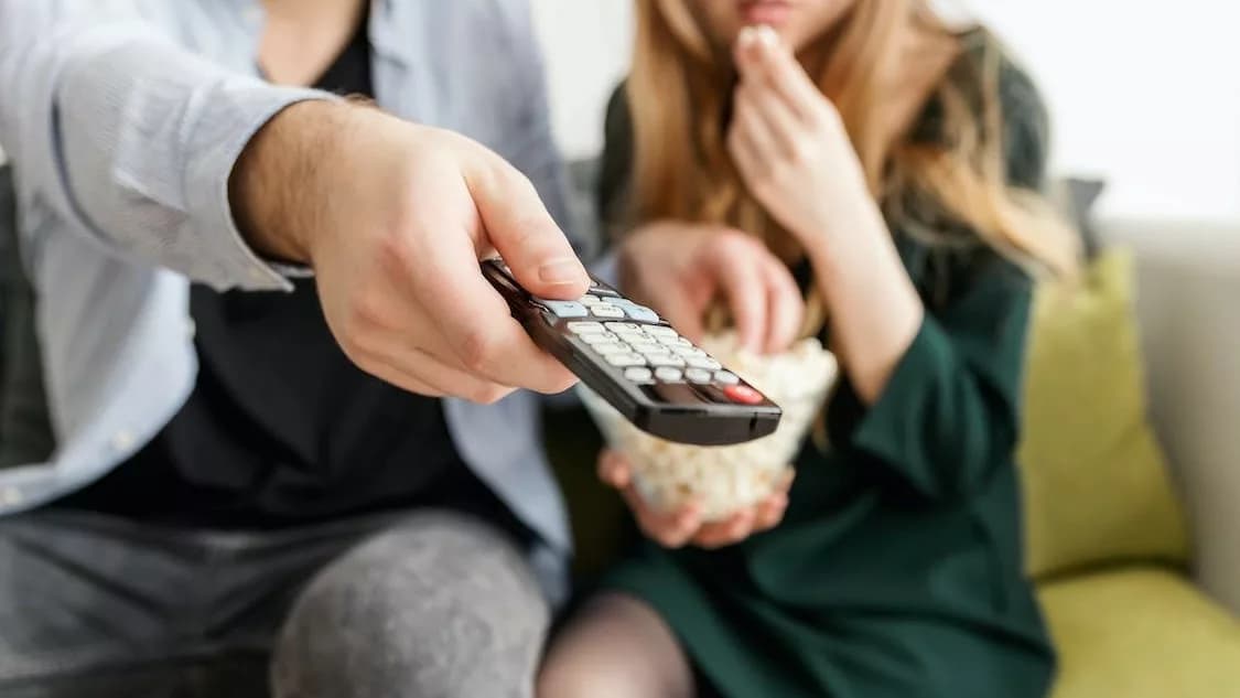 Audiência da TV linear fica abaixo de 50% nos EUA pela primeira vez; streaming bate recorde