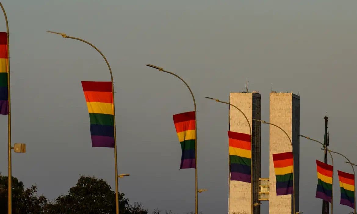 Candidaturas LGBT+ atingem recorde histórico nas eleições de 2026