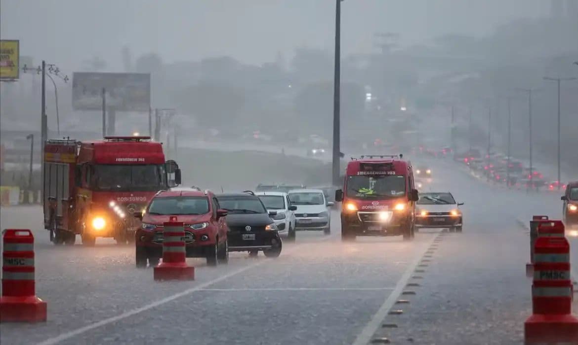 Frente fria traz tempestades e alerta de baixa umidade pelo Brasil