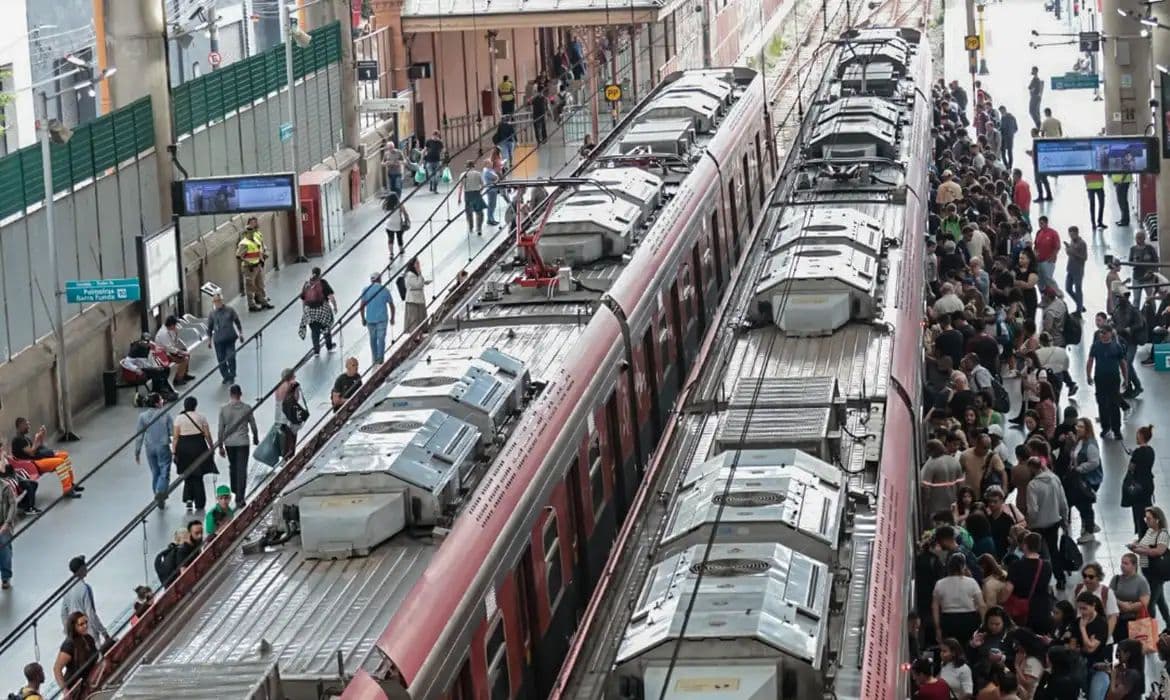 Greve paralisa linhas 11, 12 e 13 da CPTM em São Paulo