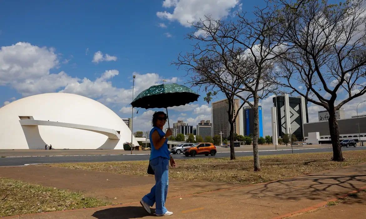 Região Sul em alerta para temporais enquanto outras áreas enfrentam calor