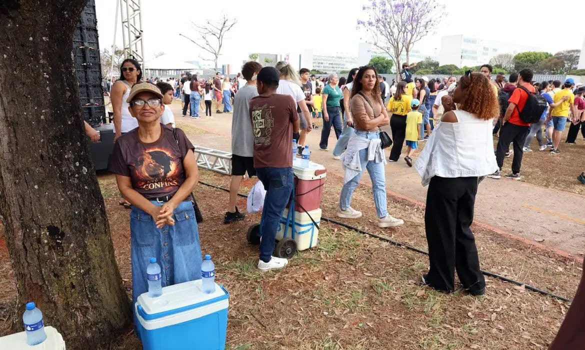 Ambulantes buscam renda extra no desfile de 7 de Setembro em Brasília