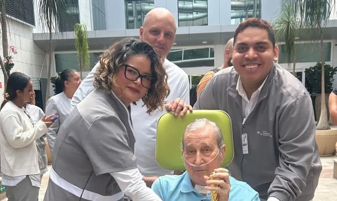Carlos Alberto Parreira recebe alta hospitalar após 80 dias de internação