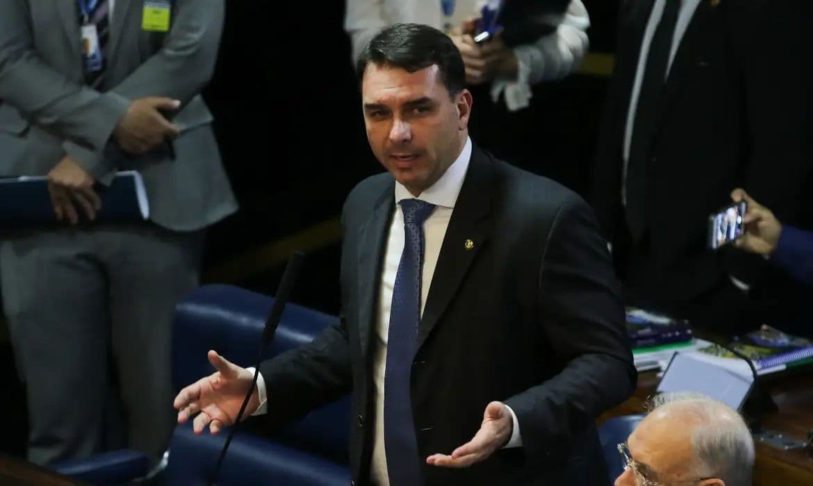 Defesa de Flávio Bolsonaro busca mudar relatoria de caso Dark Horse