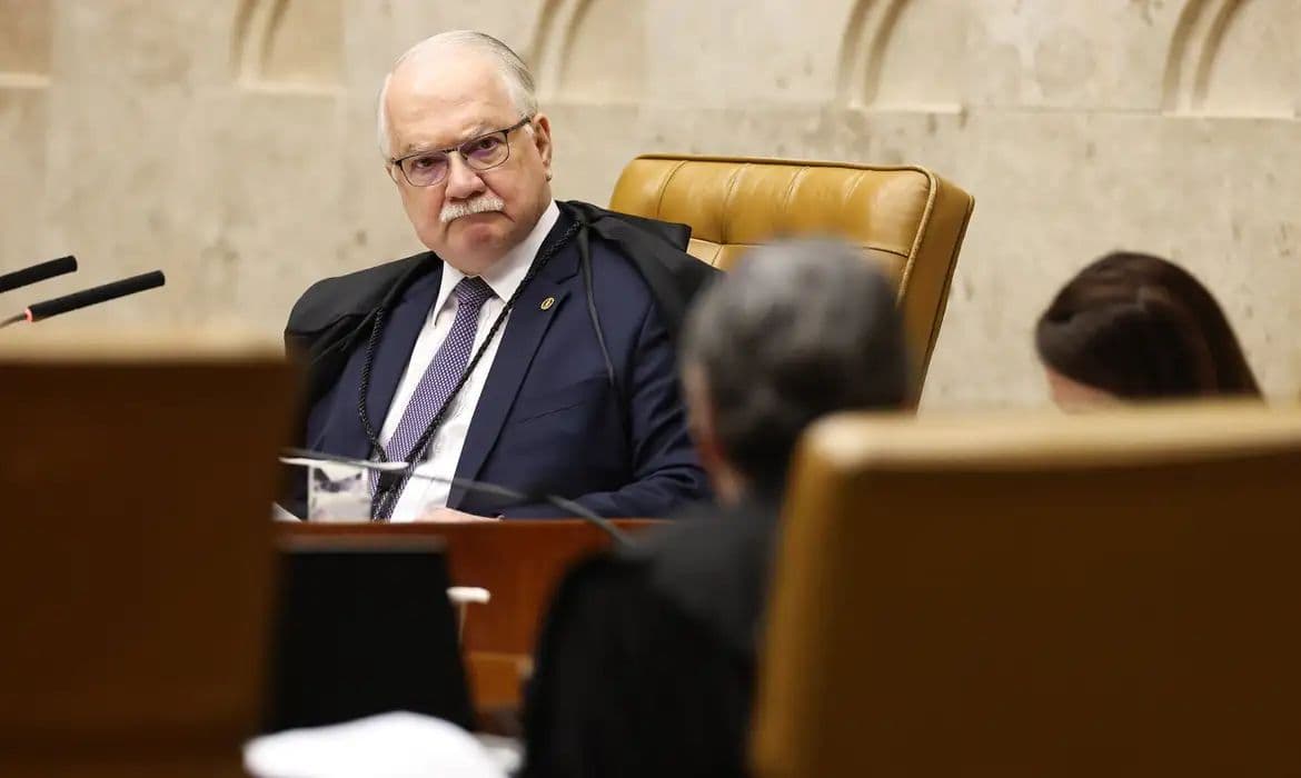Fachin define data para análise de investigação contra André Mendonça