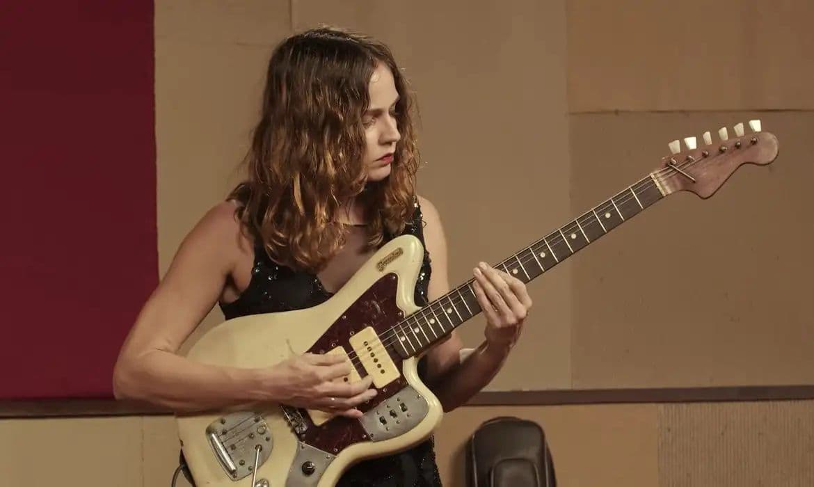 Gabi Terra brilha no reality musical Duelo de Guitarras da TV Brasil
