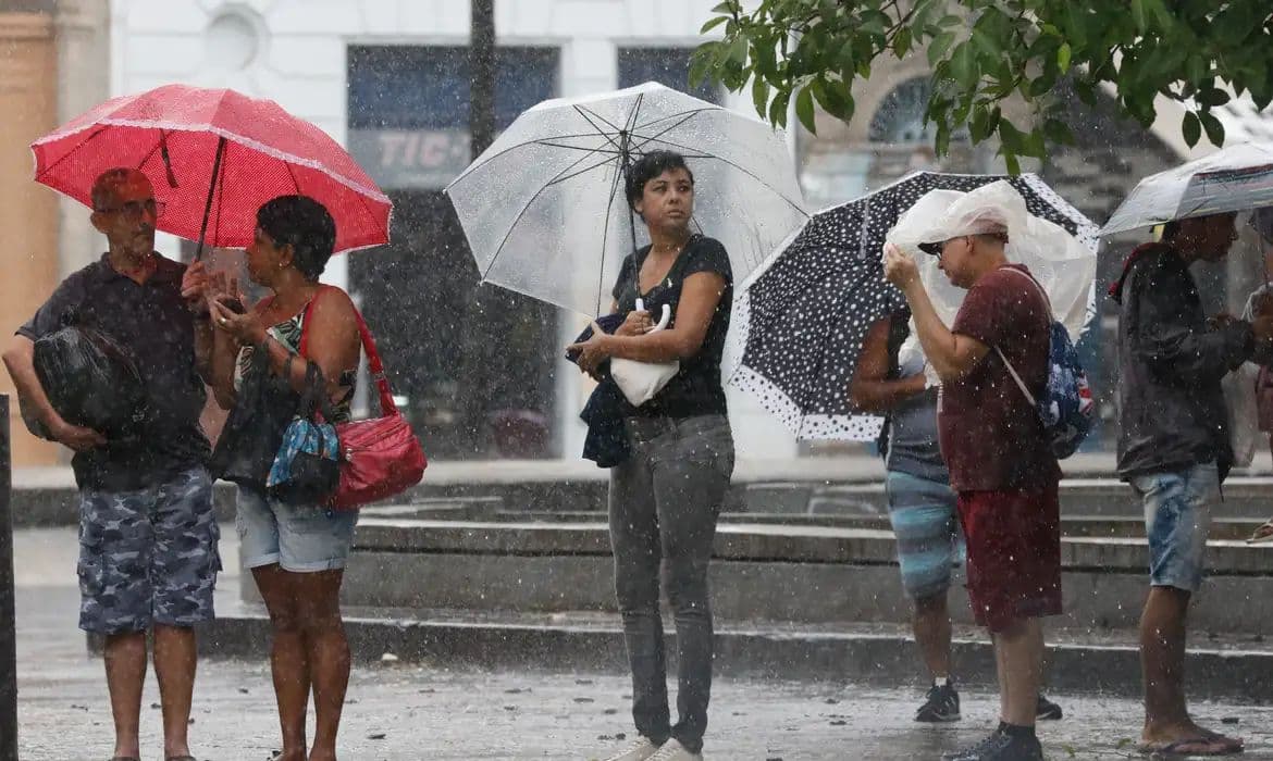 Inmet emite alerta de tempestades para regiões Sul e Sudeste