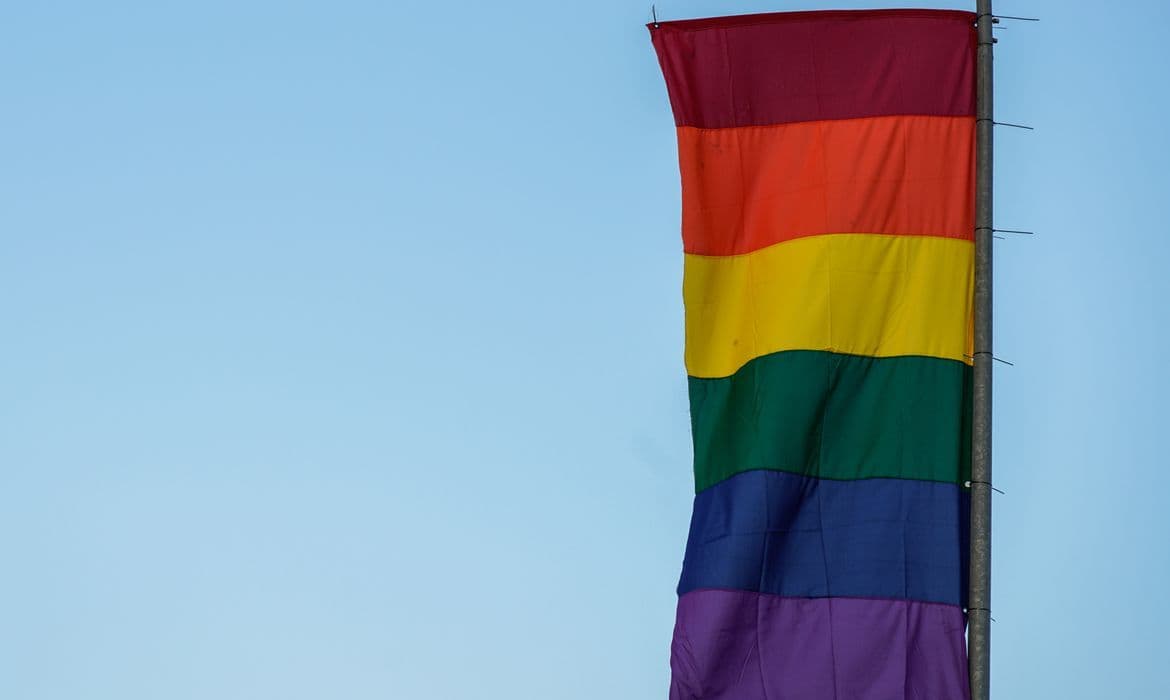 Justiça condena pais por abandono afetivo após expulsão de filho LGBTQIA+