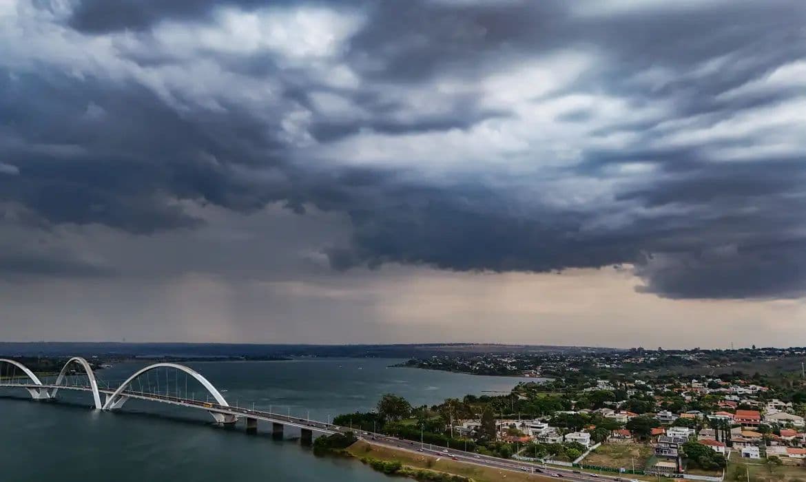 Chuvas perdem força no país, mas alerta de tempestade persiste no Sul