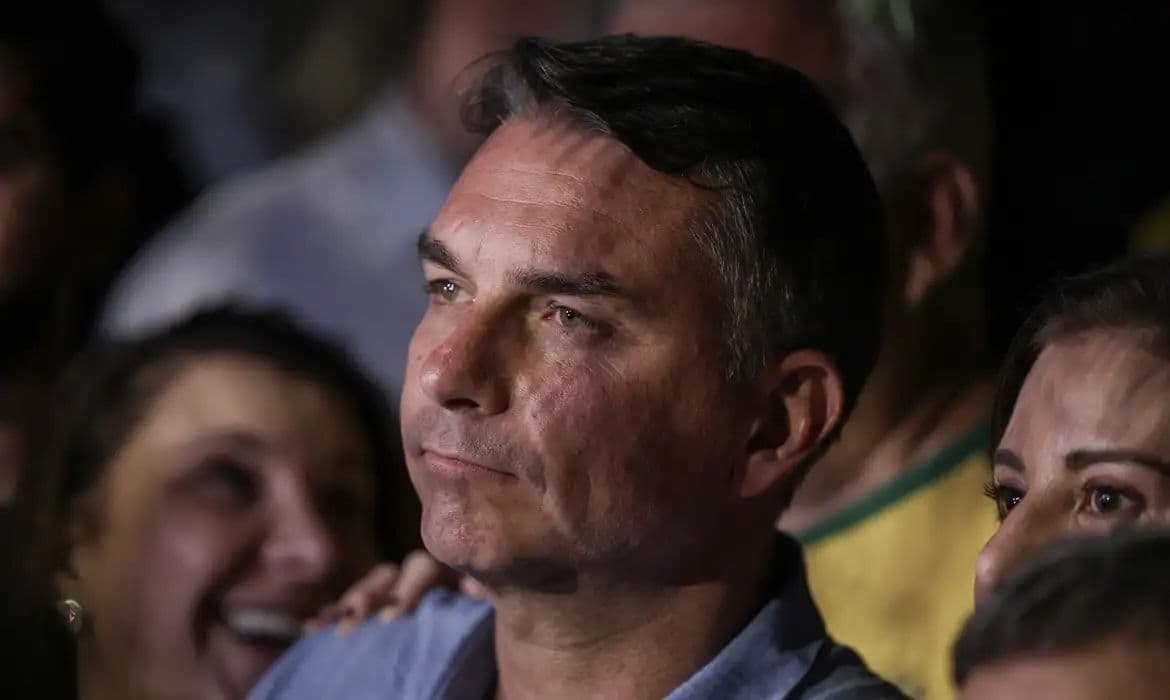 Flávio Bolsonaro evita detalhar propostas e faz acusações em sabatina