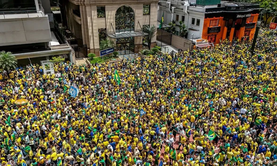 Flávio Bolsonaro realiza ato na Avenida Paulista a uma semana do pleito