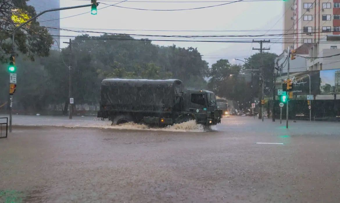 Inmet emite alerta vermelho para tempestades na Região Sul