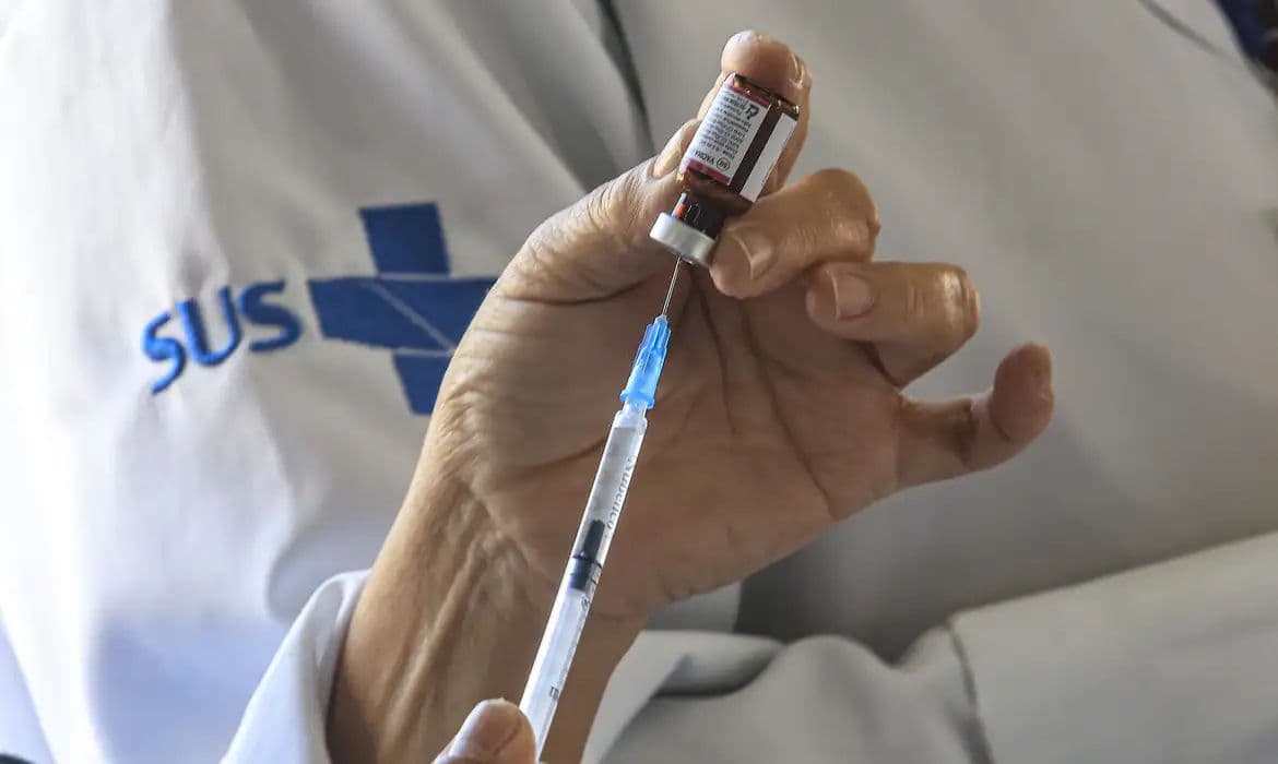 Rio de Janeiro amplia vacinação contra meningite para jovens até 24 anos