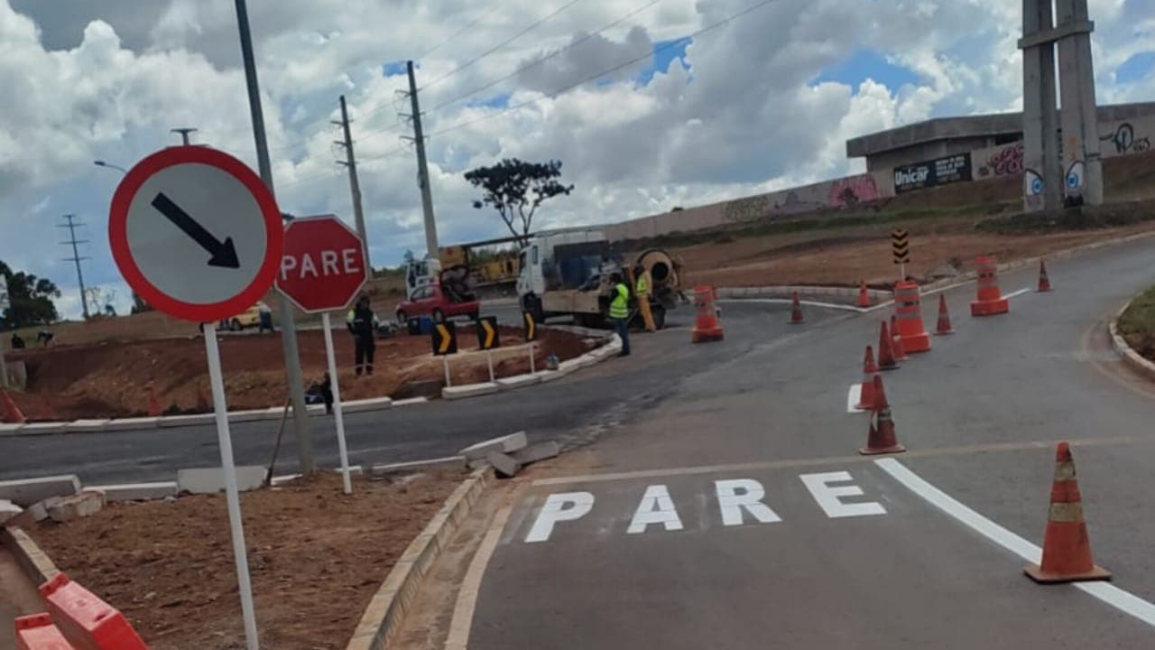 DER conclui ampliação de faixa e instalação de barreira no Itapoã Parque