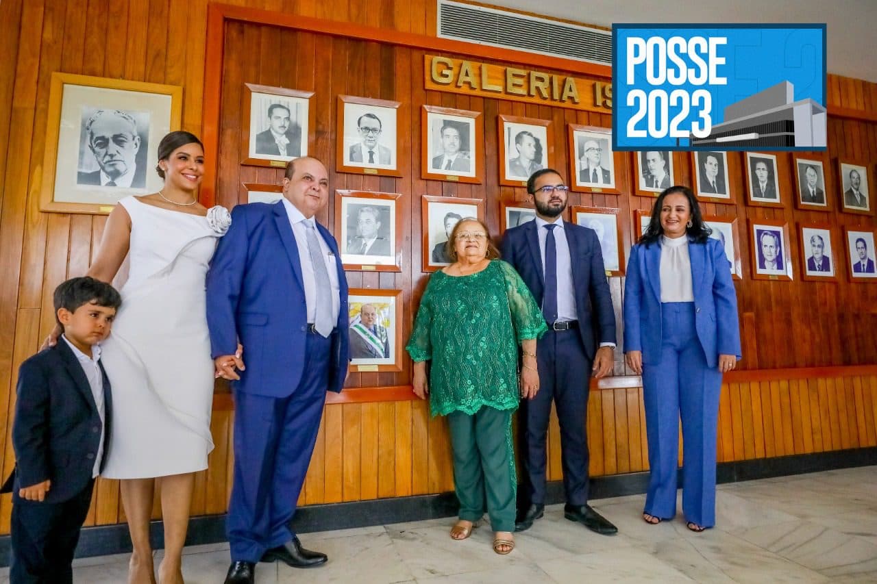 Quadro de Ibaneis Rocha é fixado na Galeria Israel Pinheiro