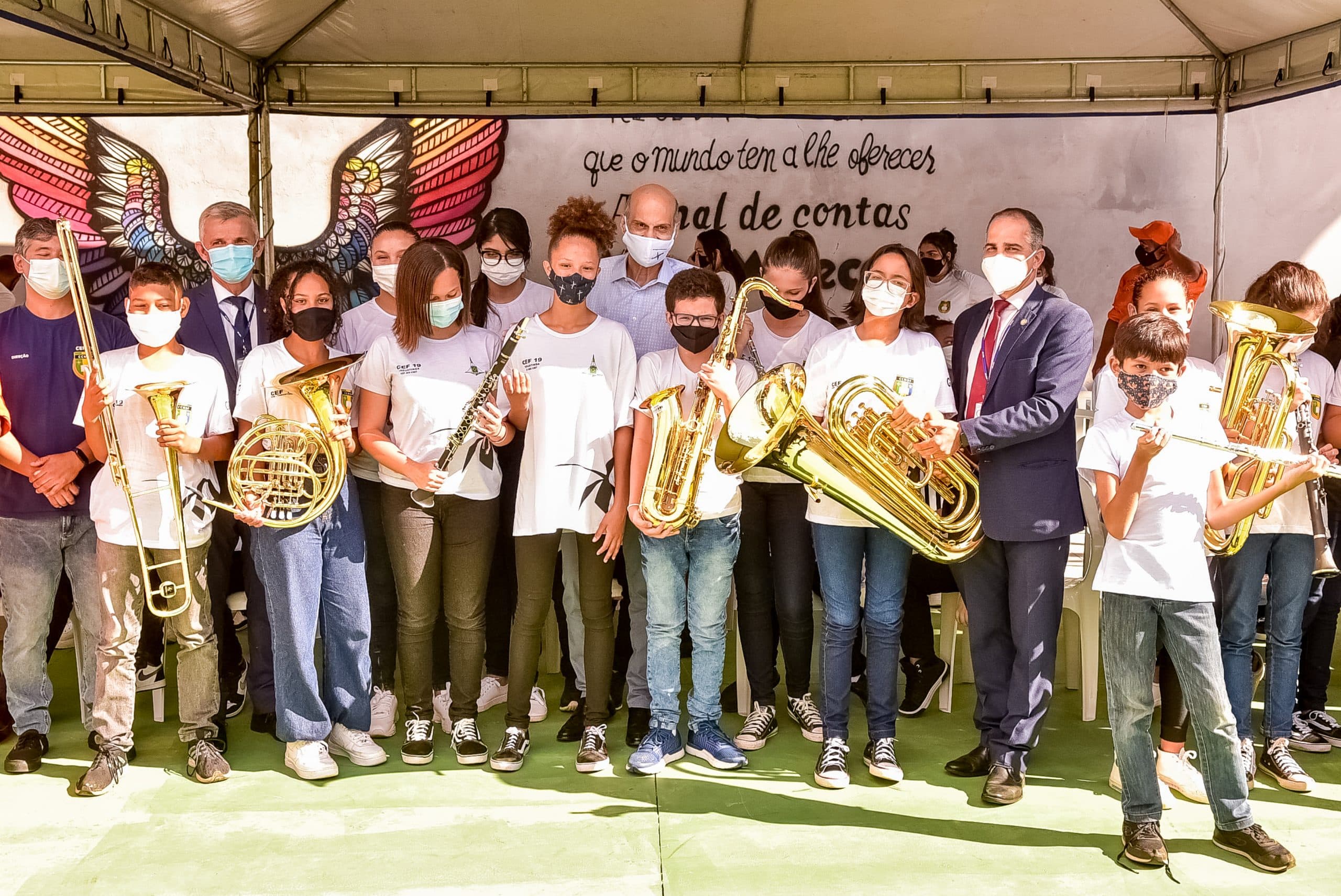 Estudantes do CEF 19 recebem instrumentos musicais