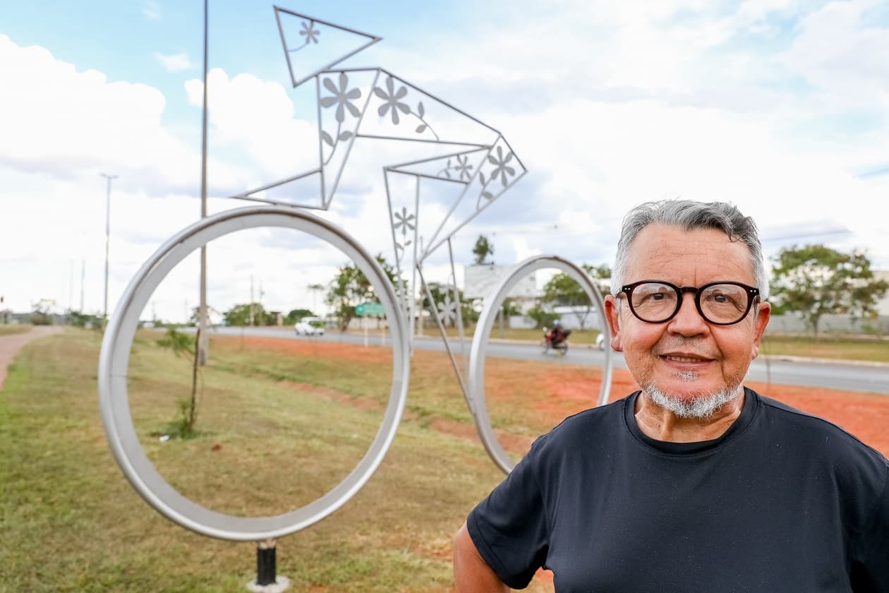 Escultura de bike em aço reverencia o esporte no Lago Norte