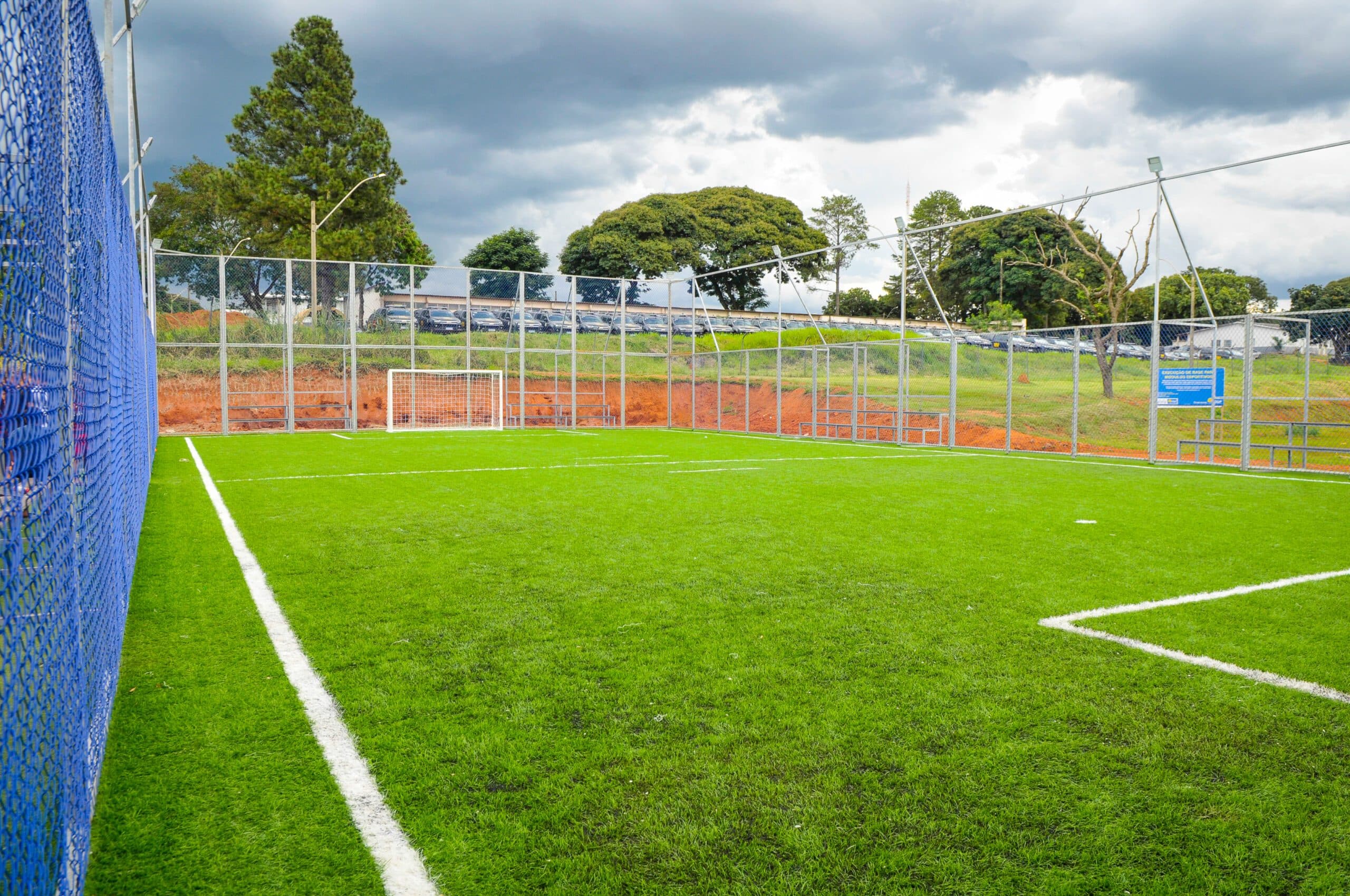 Dez quadras de grama sintética para alegria dos amantes do futebol