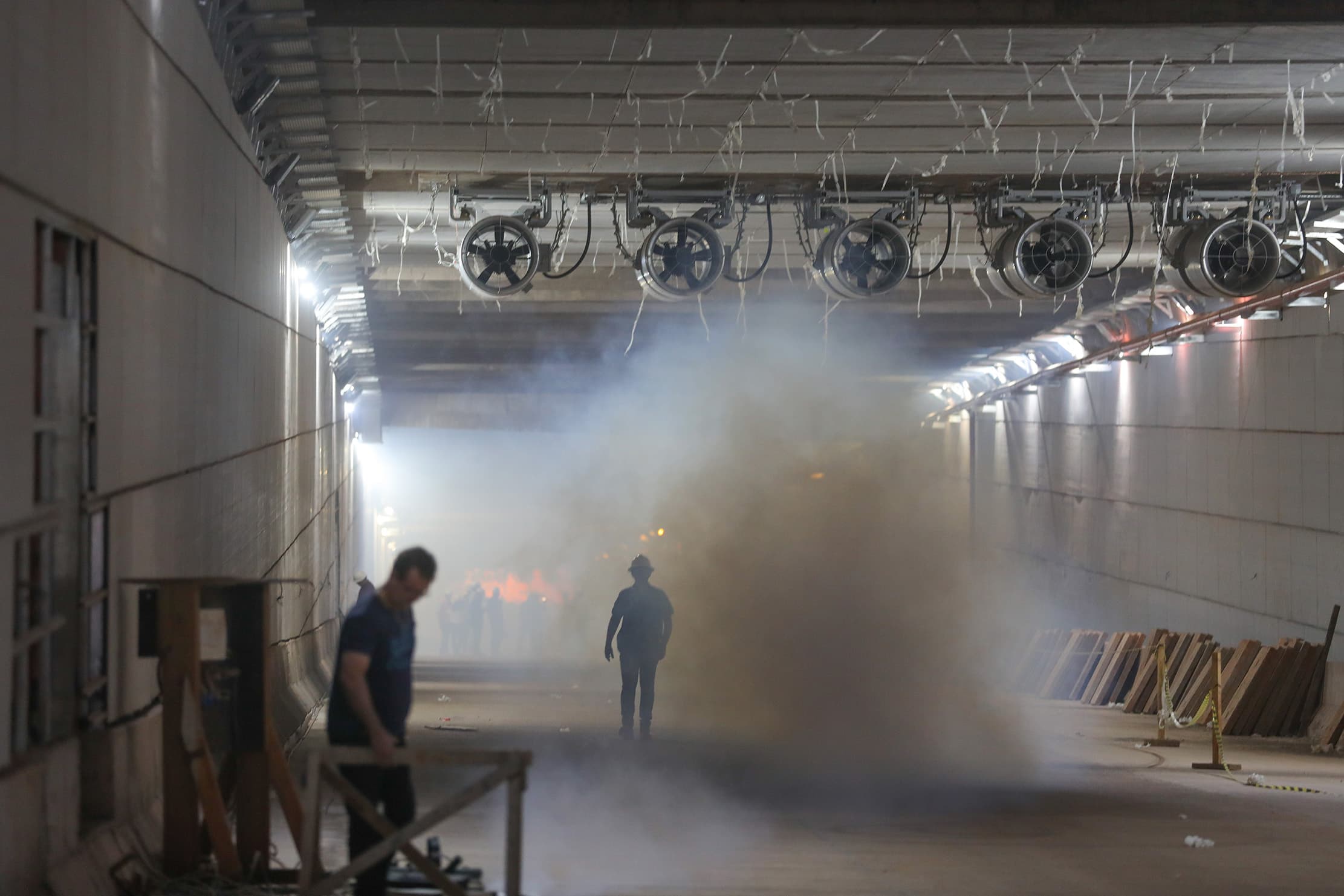 Ventiladores do Túnel de Taguatinga passam por teste de fumaça