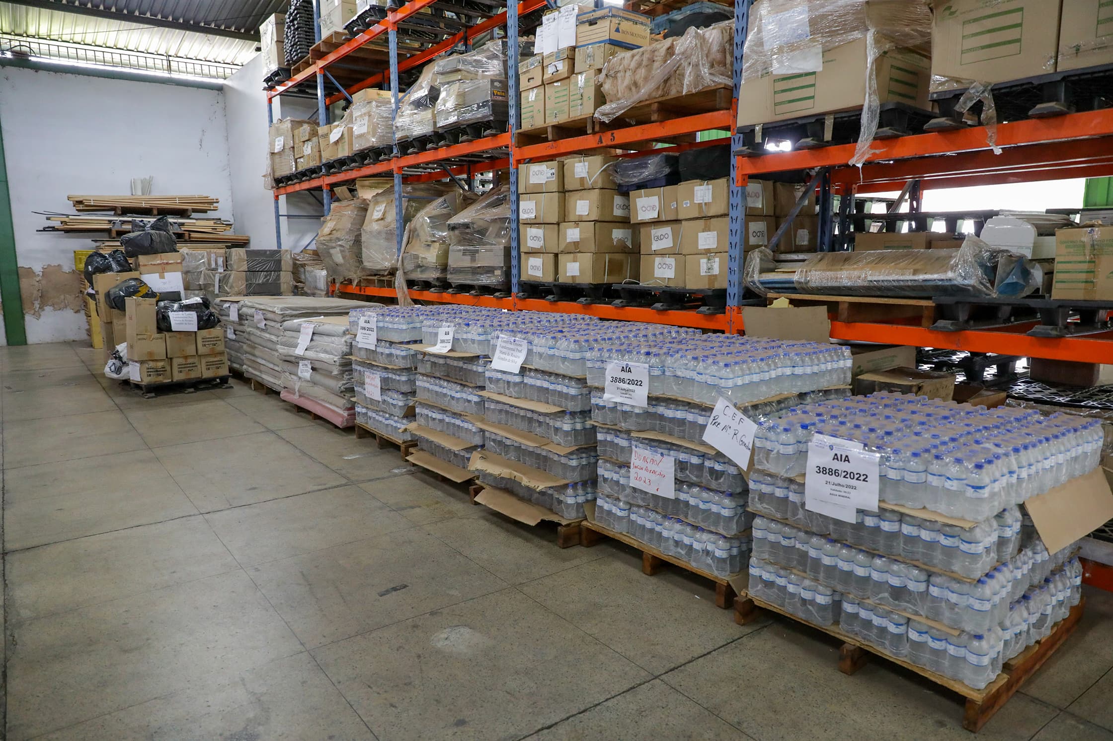 Receita do DF doa mercadorias apreendidas para cinco escolas públicas