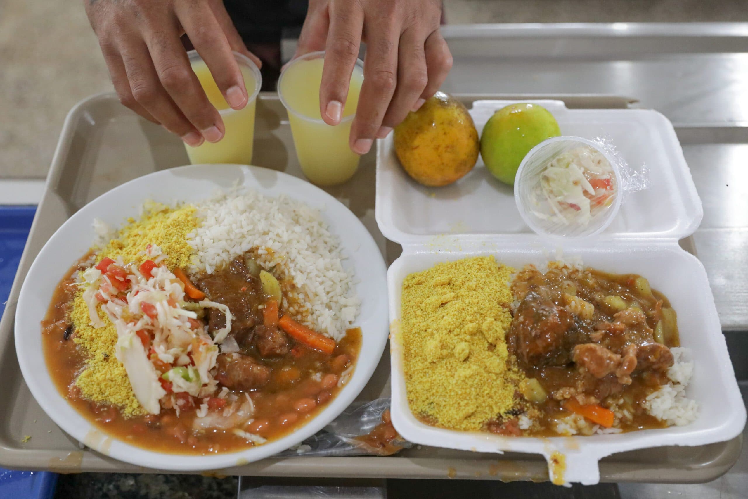 Primeiro almoço de 2023 em restaurante comunitário tem cardápio balanceado