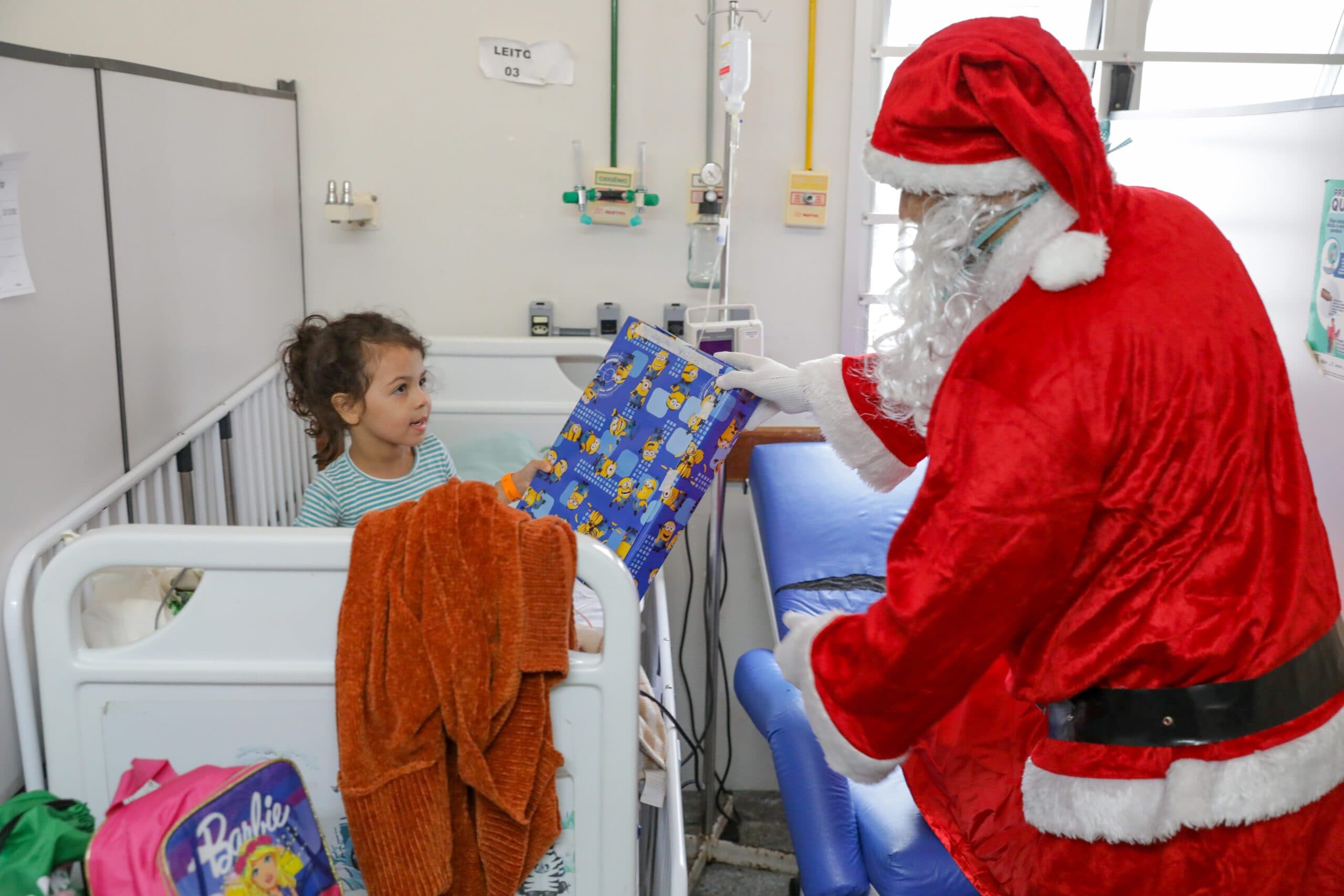 Papai Noel e música levam alegria ao Hospital Regional de Planaltina
