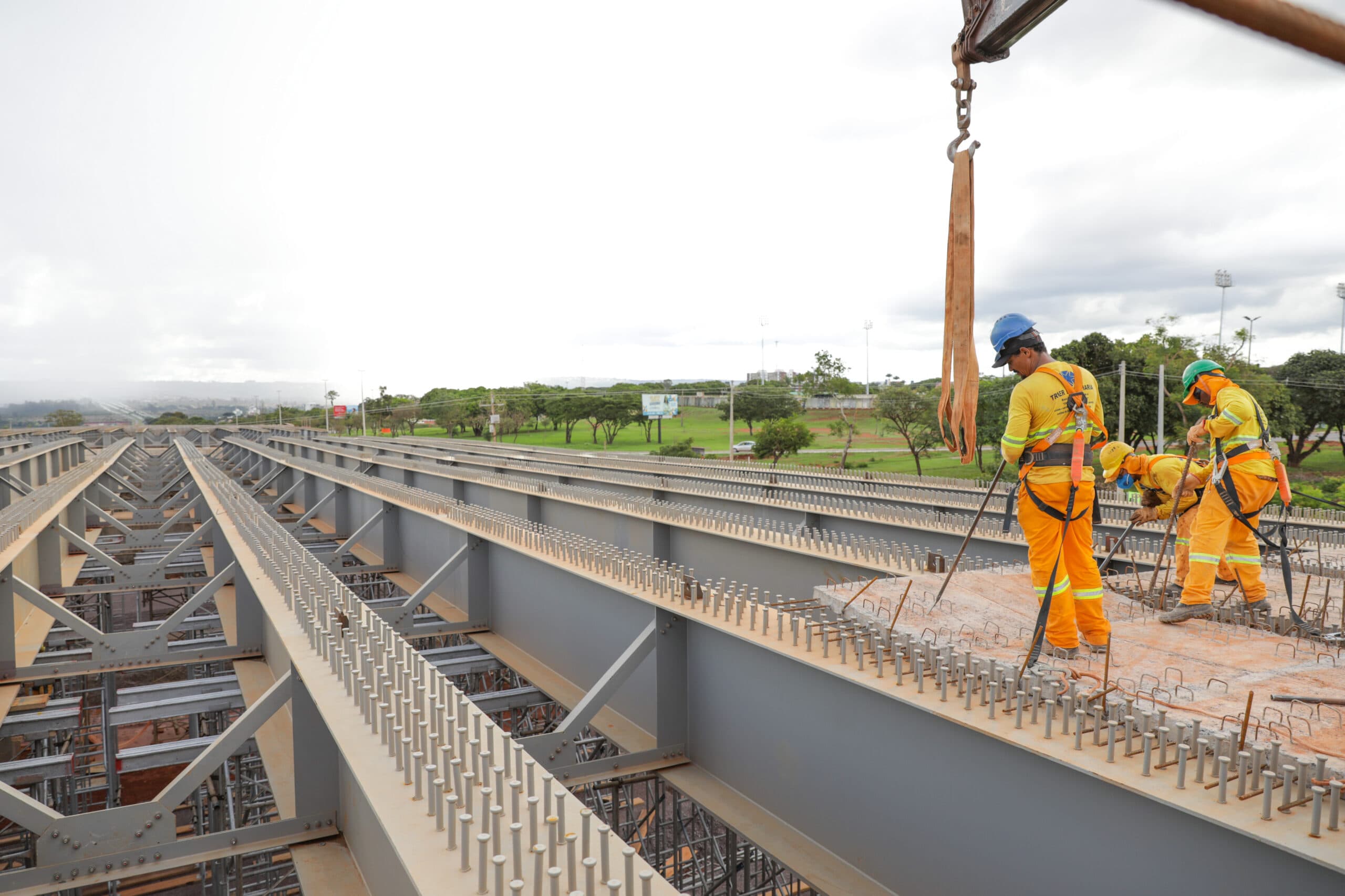Viaduto de Sobradinho em fase de colocação das pré-lajes