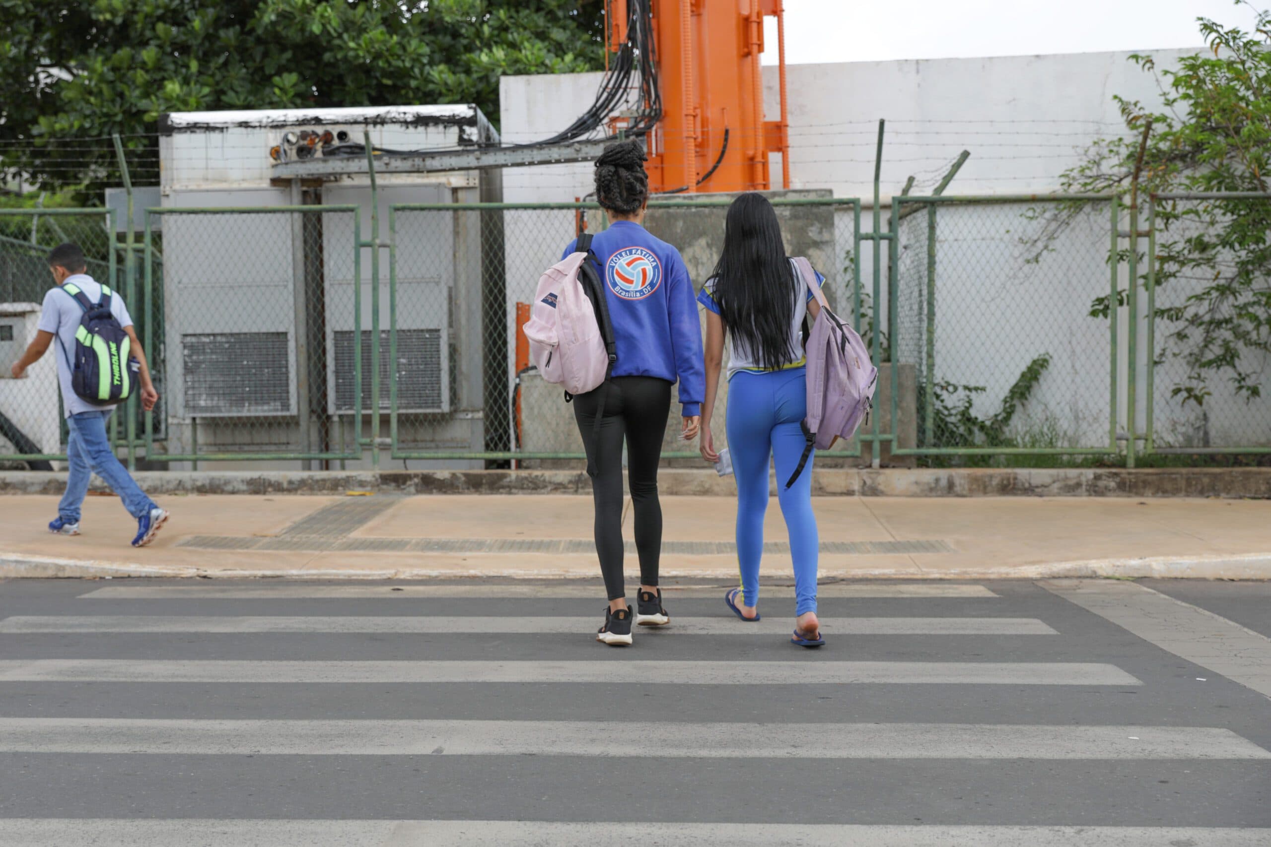 Cursos, blitze e palestras reforçam uso e respeito às faixas de pedestres