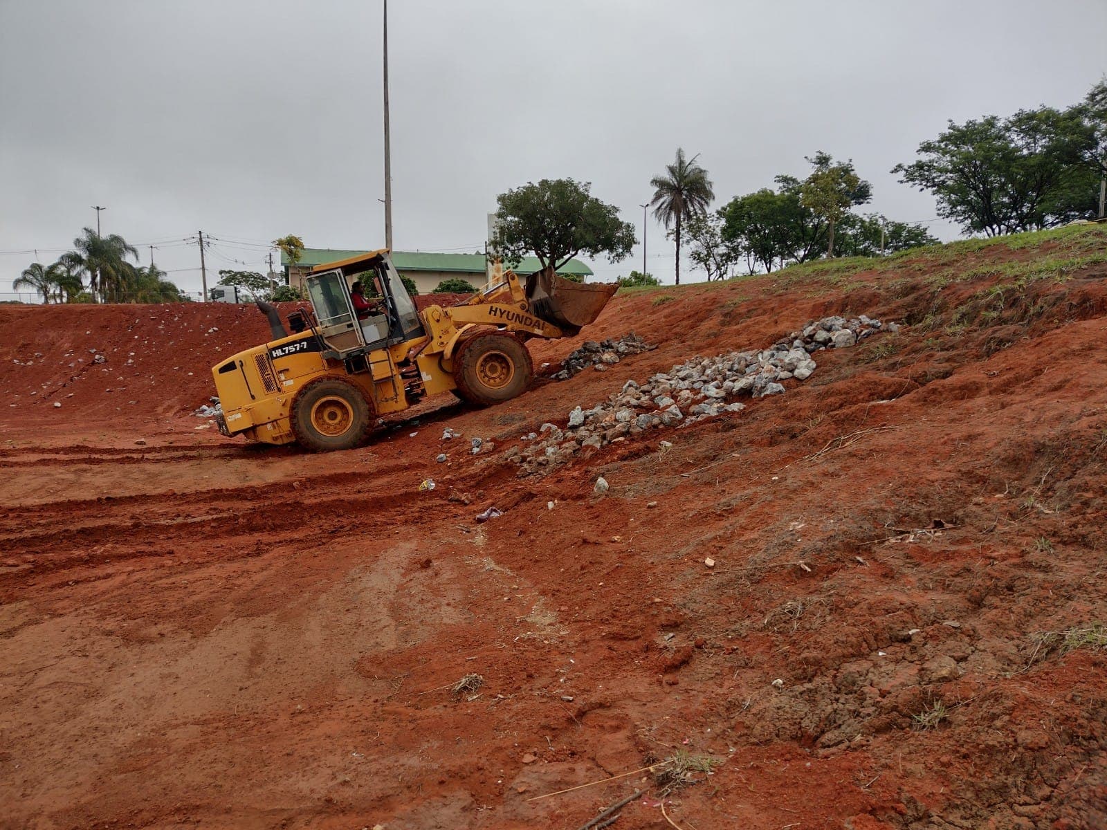 Bacias de contenção do Taguaparque passam por limpeza preventiva