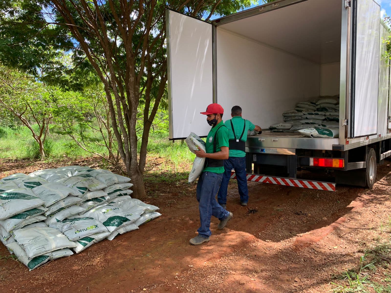 Distribuição de 625 toneladas de adubo orgânico beneficia produtores rurais