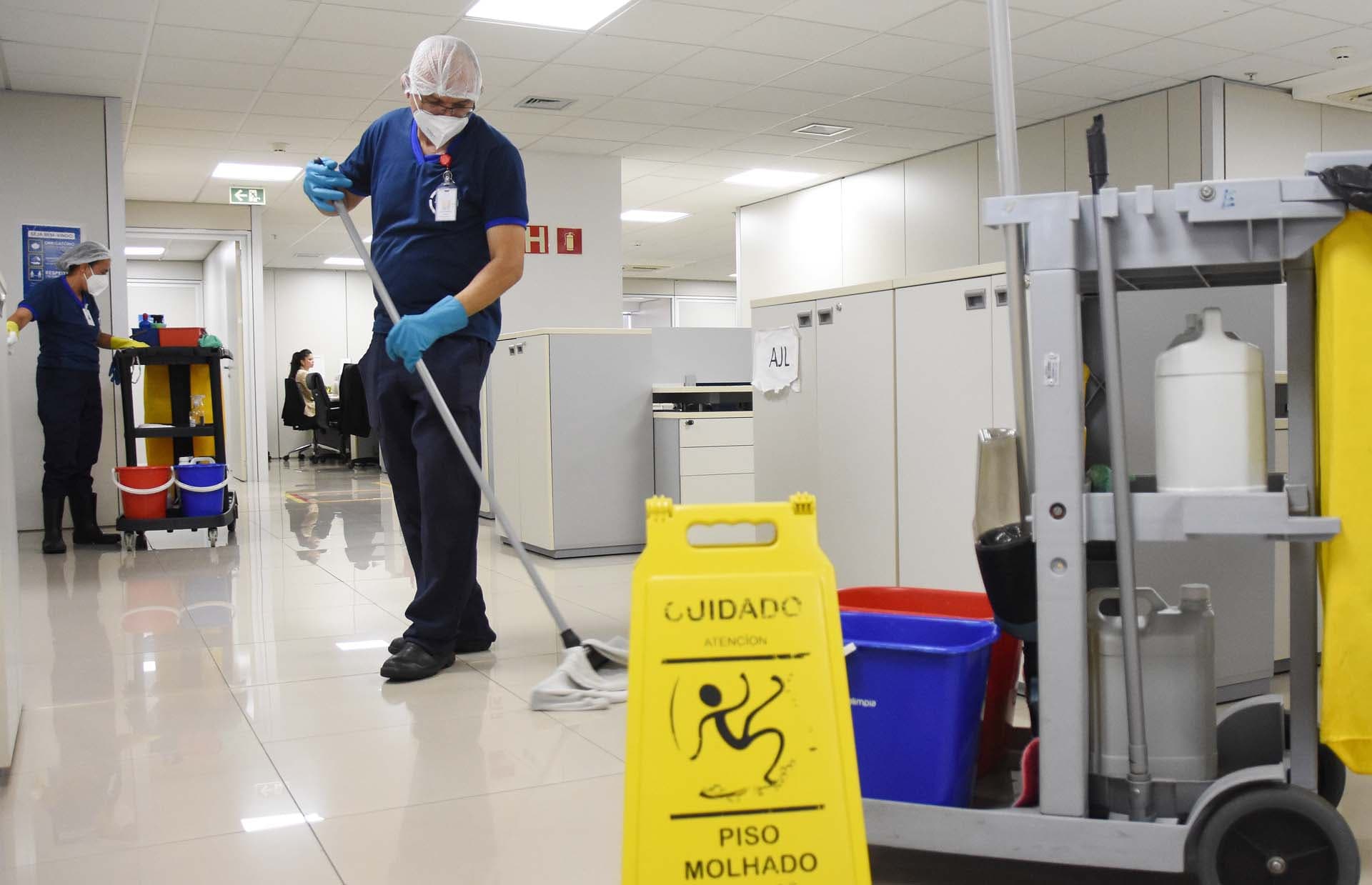 Após 11 anos, Saúde assina contrato regular para serviços de limpeza