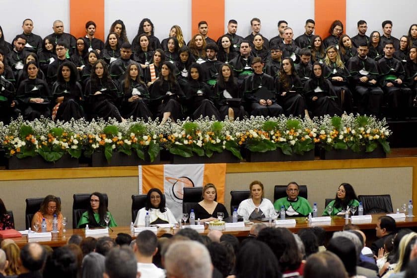 Oitenta novos médicos se formaram na noite desta quinta-feira (8)