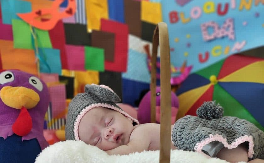 Hospital faz ensaio fotográfico de Carnaval com bebês internados
