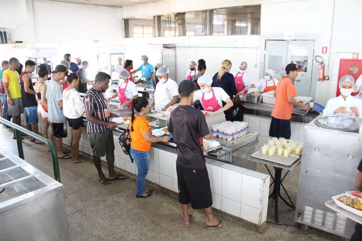 Restaurantes comunitários terão cardápio especial de Natal nesta sexta