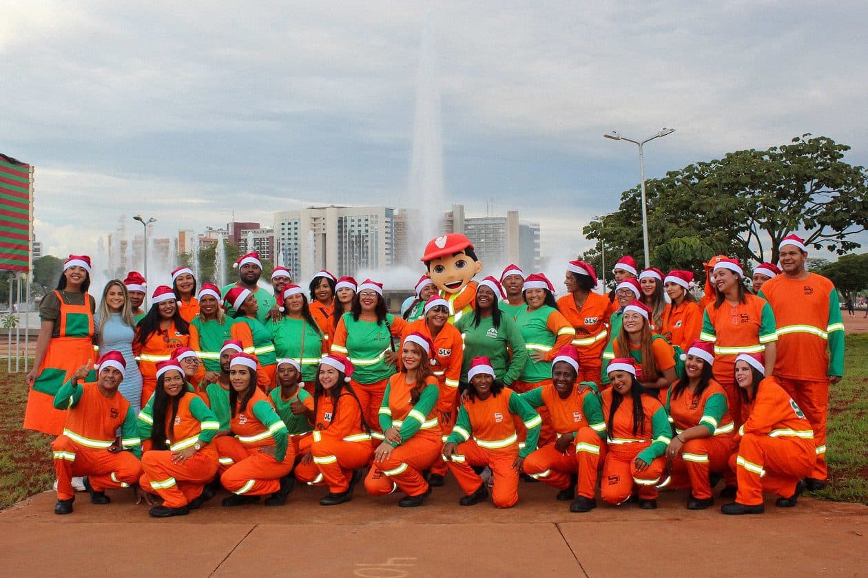 Garis se apresentam em frente à Torre de TV para campanha de Natal