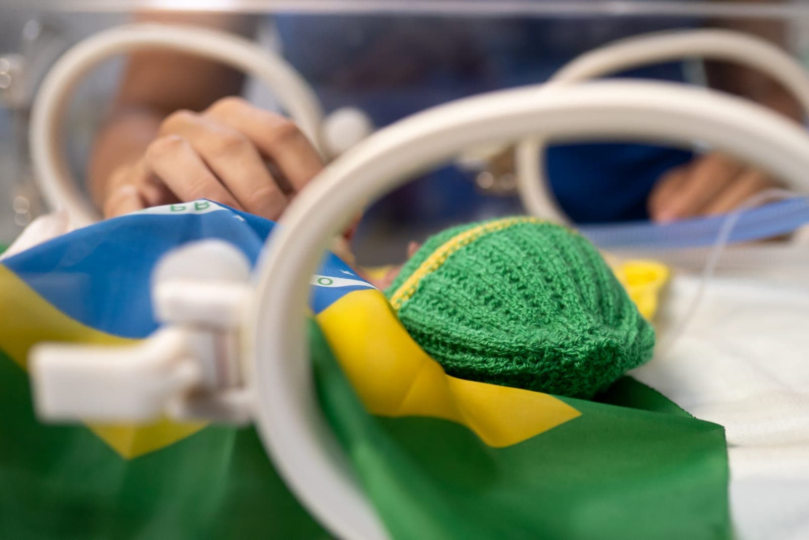 Bebês de UTI neonatal vestem a camisa na torcida pelo hexa
