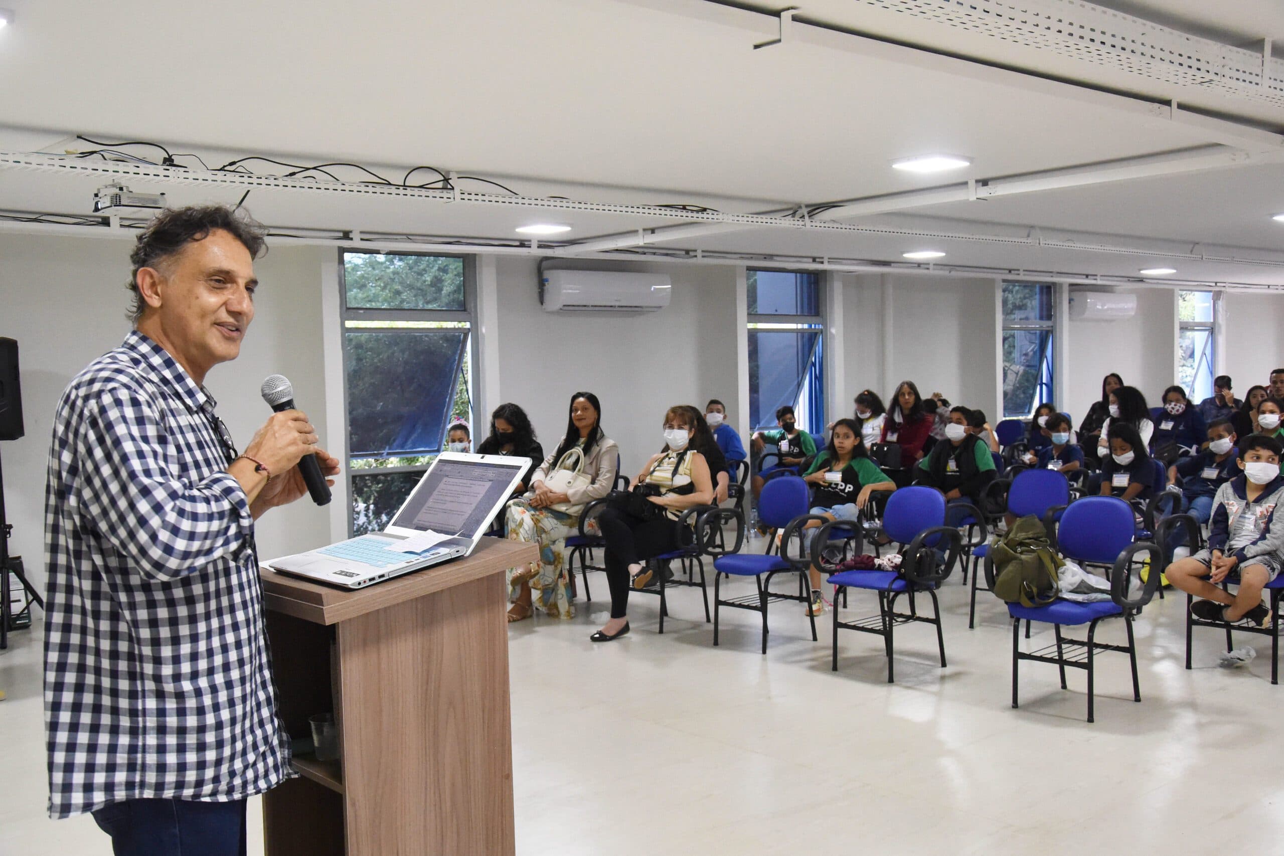 Alunos recebem premiação por ação de cultura pela paz nas escolas