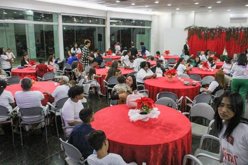 Jantar natalino reúne famílias de abrigos do GDF