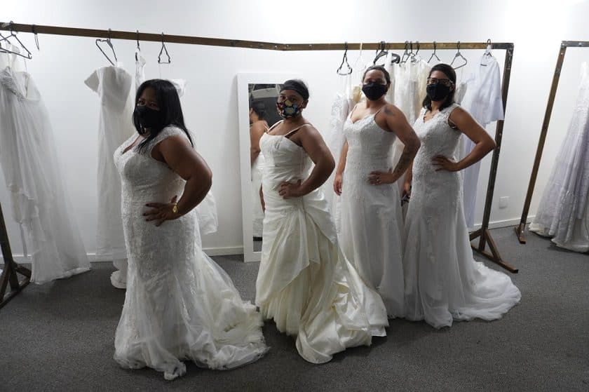 Casais escolhem ternos e vestidos para a cerimônia