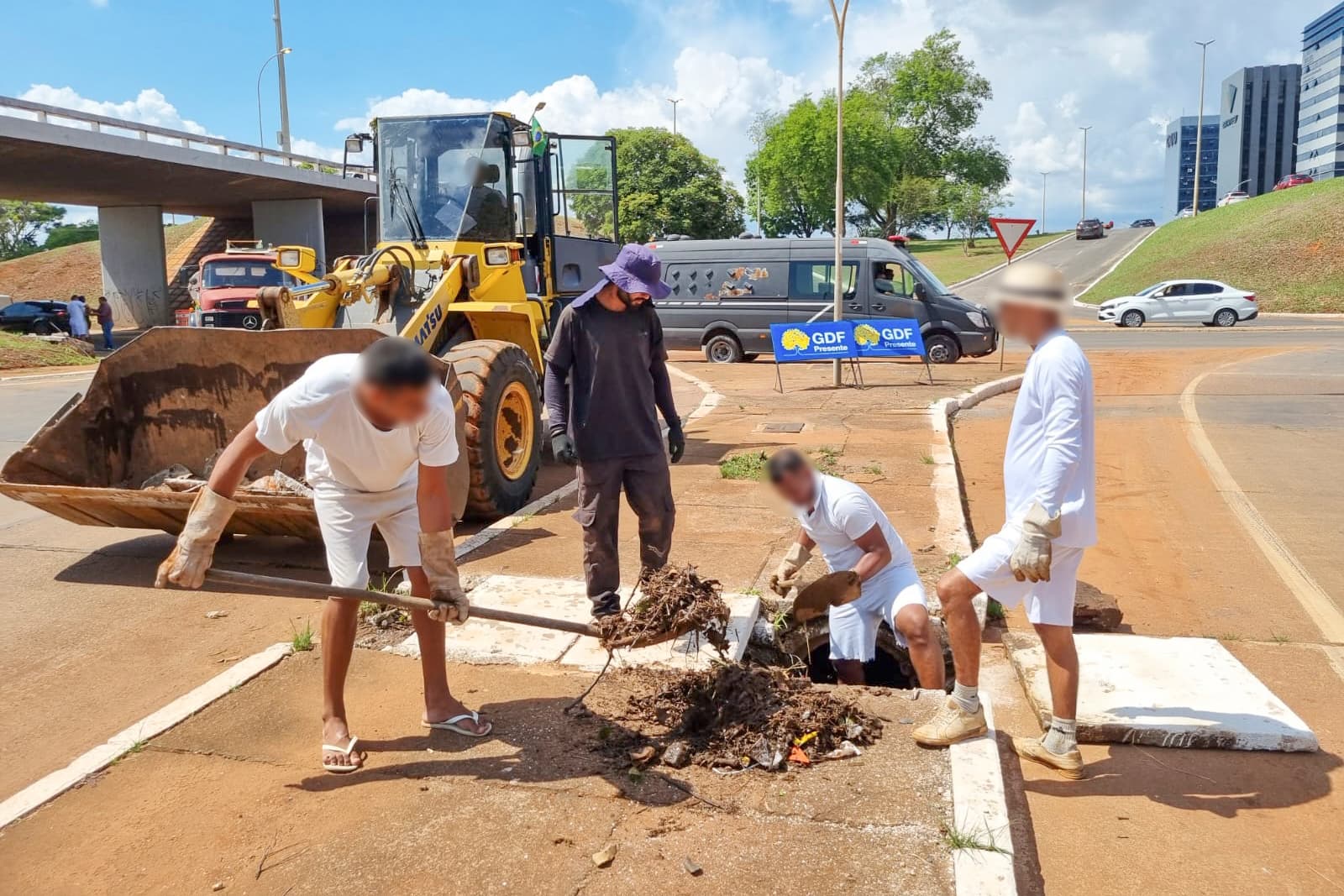 GDF Presente faz limpeza de bocas de lobo na área central do Plano Piloto
