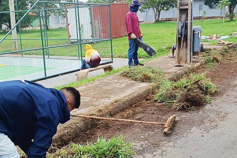 Retiradas três toneladas de entulho de bocas de lobo no Riacho Fundo II