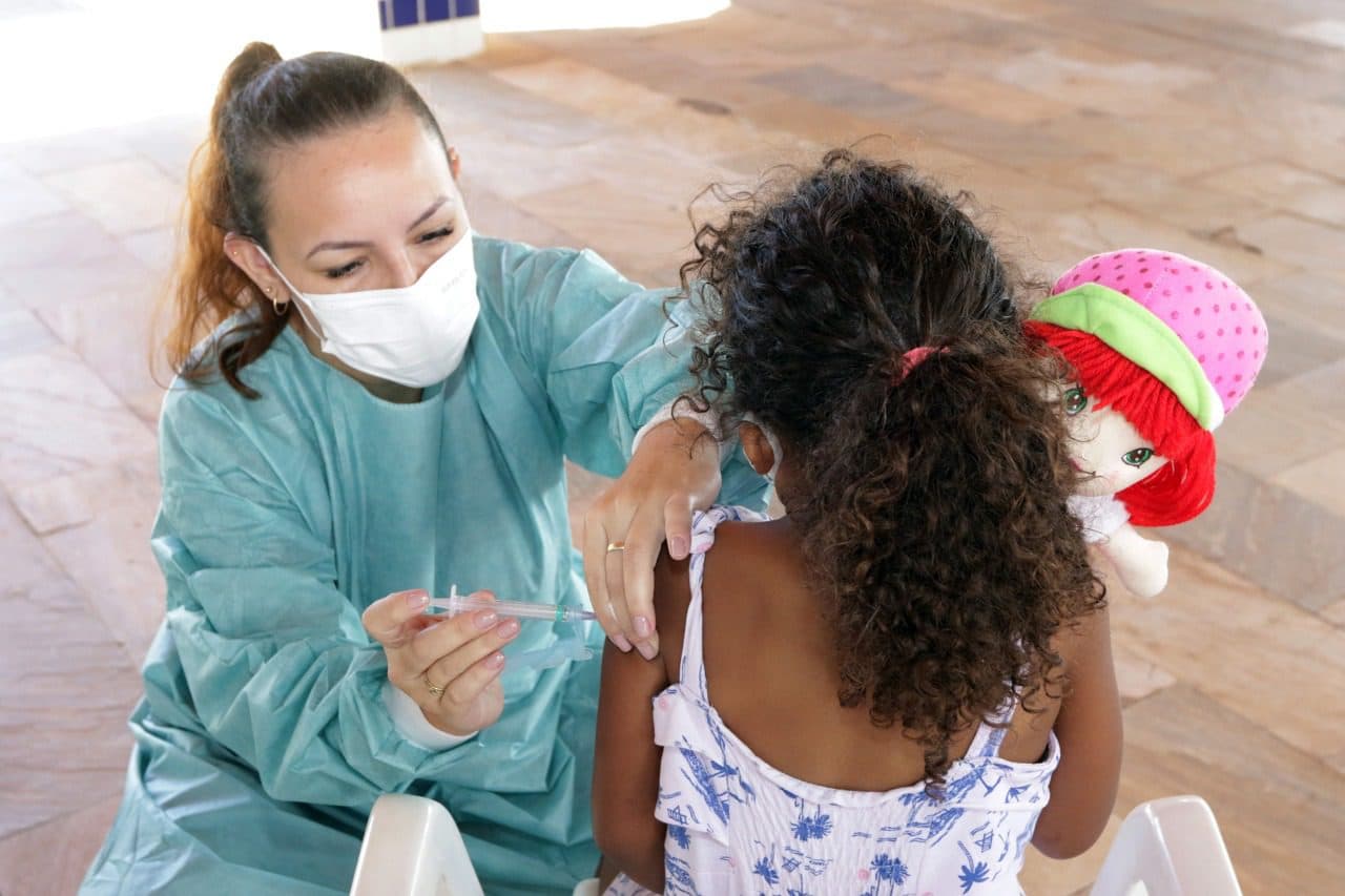 Vacinação itinerante atende instituições que abrigam crianças