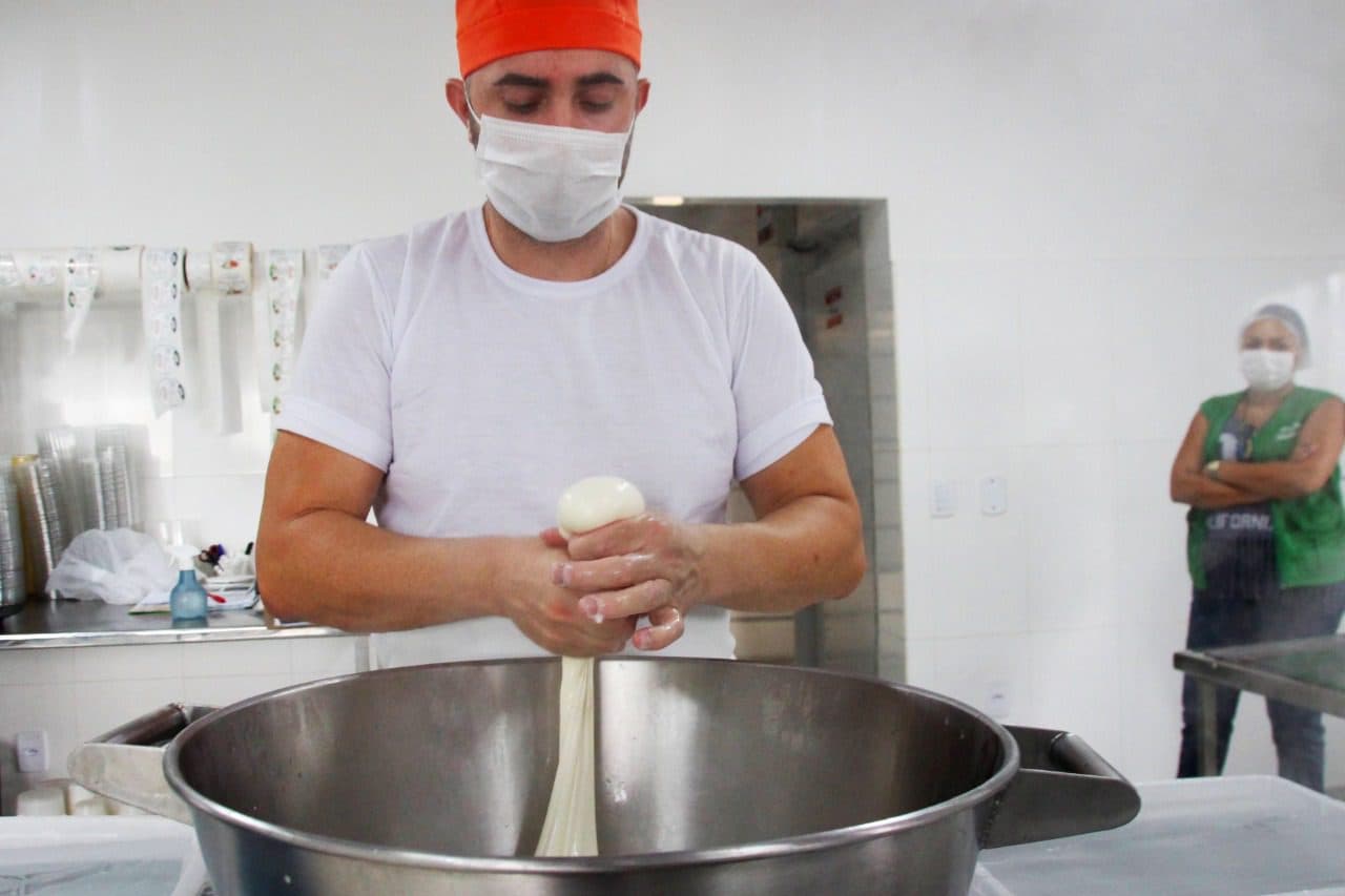 Com ajuda da Emater, agroindústria recebe selo do Dipova