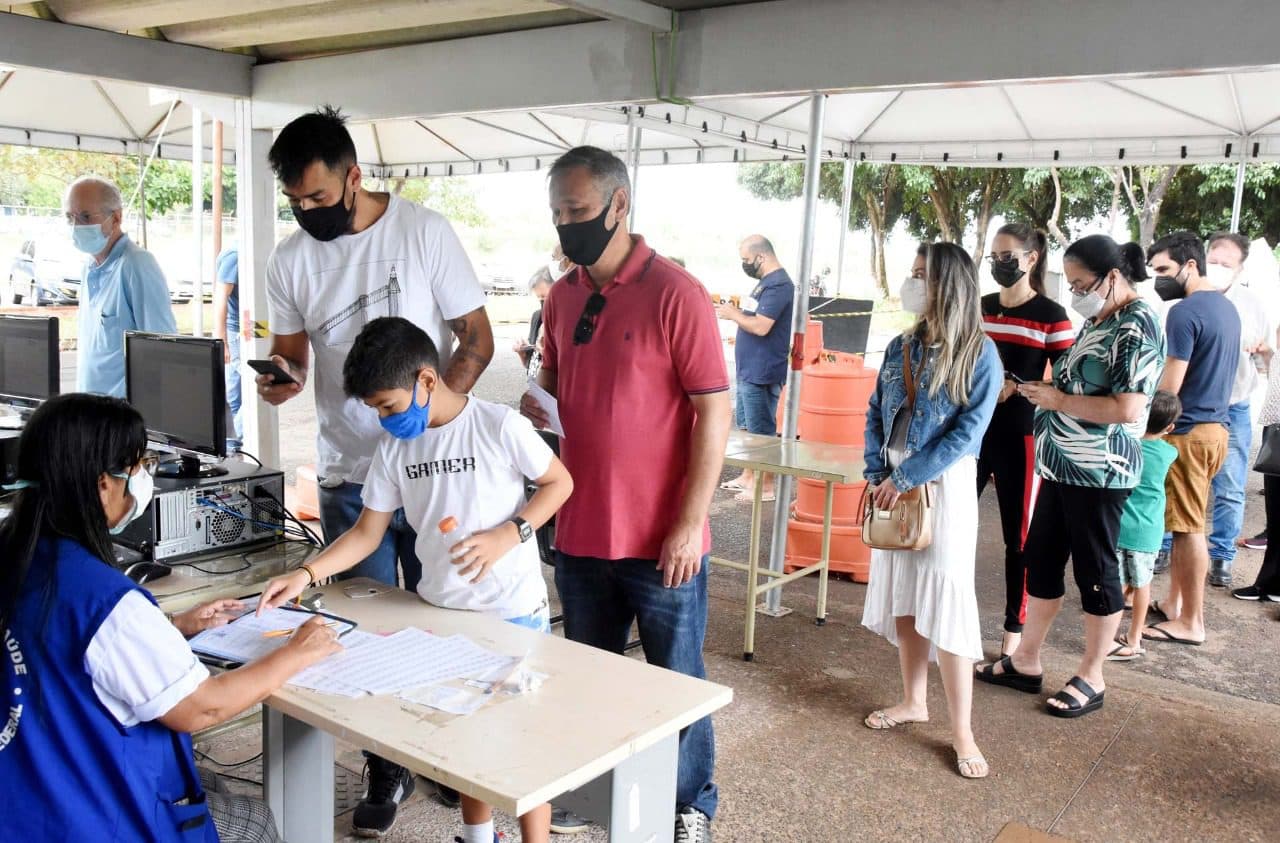 Pai, filho e neto imunizam-se juntos contra a covid-19