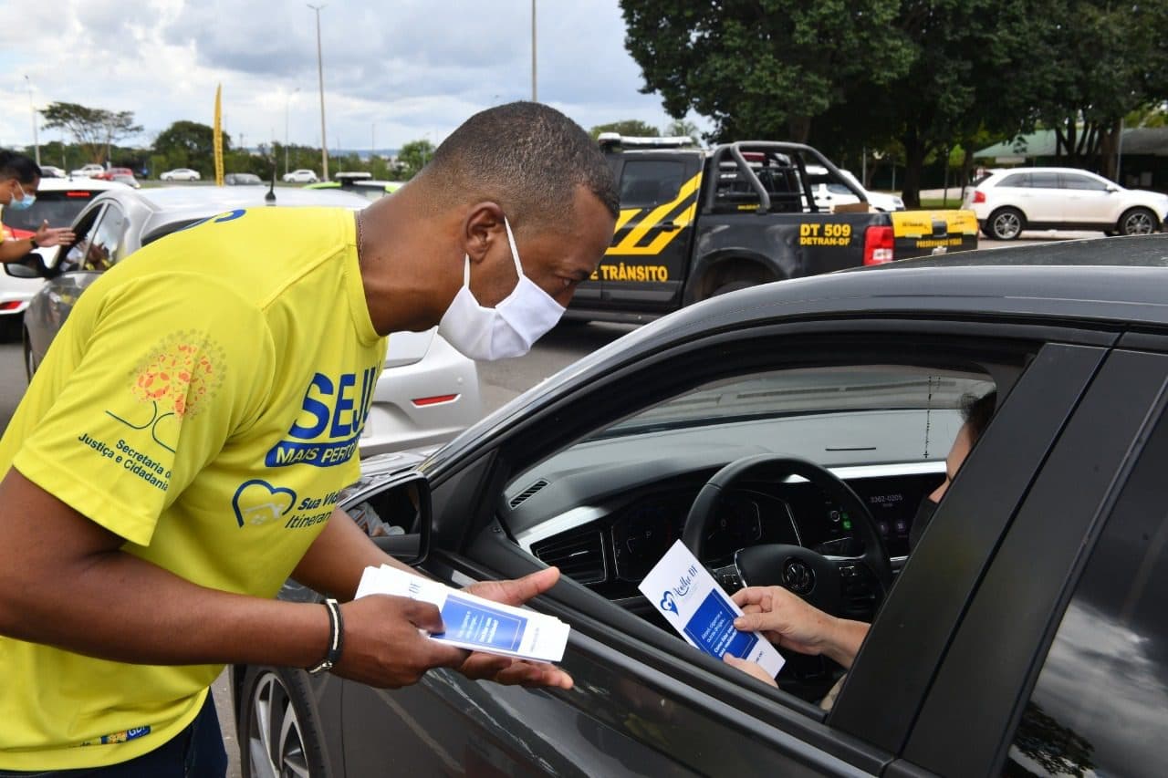Blitz educativa alerta para riscos do uso de drogas e álcool no Carnaval