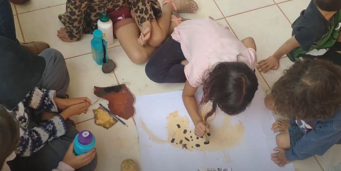 Solos do cerrado viram tinta em aulas de educação ambiental