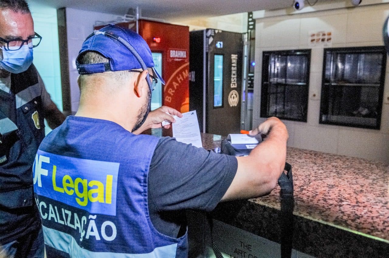 Força-tarefa vistoria 82 comércios e flagra desrespeito aos protocolos