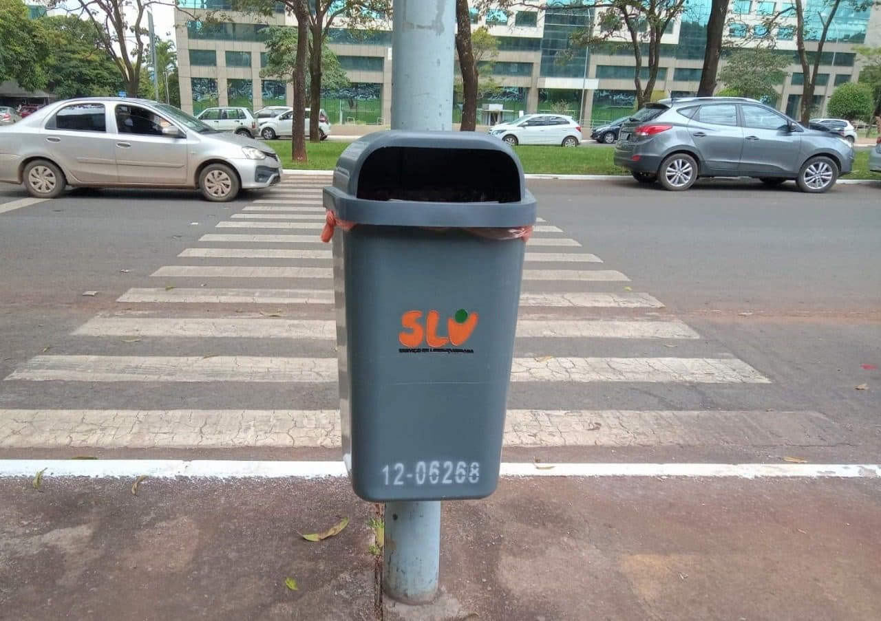 Papeleiras do SLU não são para descarte de resíduos domiciliares